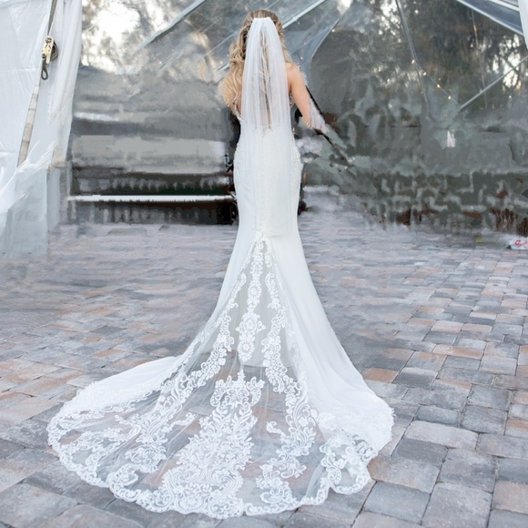 Gorgeous Stella York Wedding Gown - Picture 9 of 16